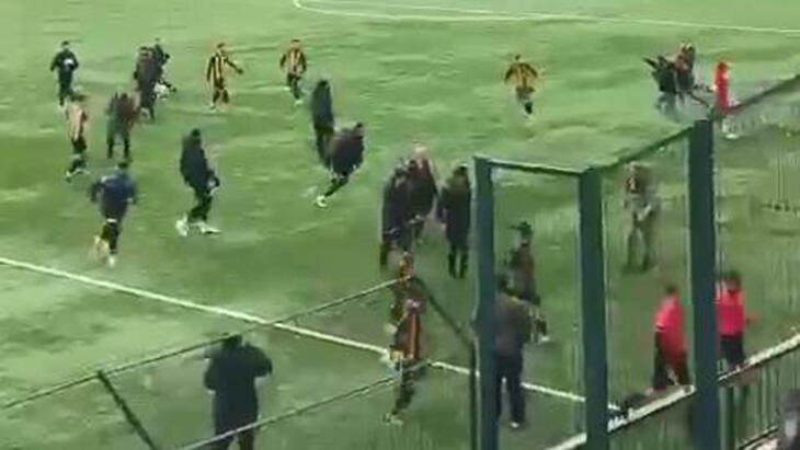 Bayrampaşa’daki amatör lig maçında saha karıştı! Taraftarlar futbolculara saldırdı