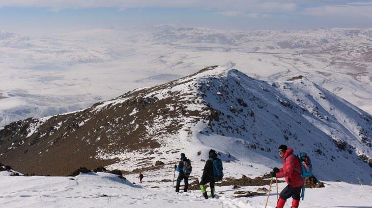 Kuraklık, Hayal Dağı’na zirve tırmanışı yapan dağcıların fotoğraflarında