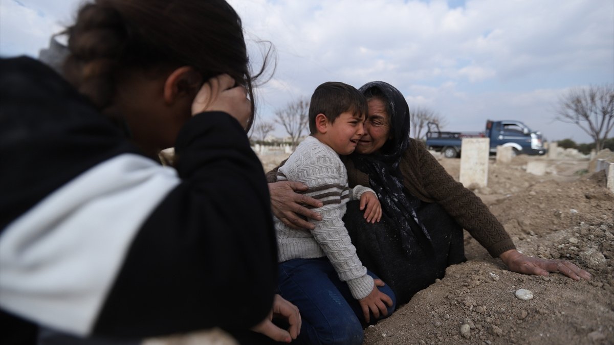 Suriye’de Kahramanmaraş merkezli depremde ölenler yan yana gömüldü