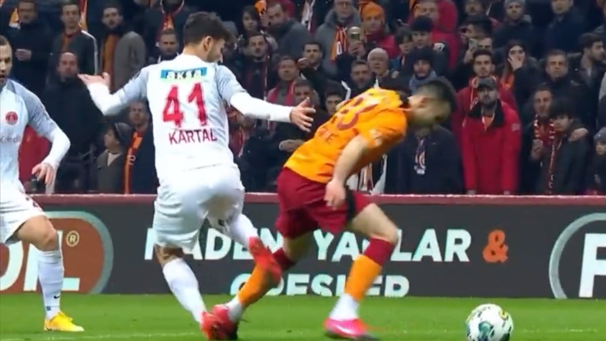 Ümraniyespor’un golü öncesinde Galatasaray’ın penaltı beklediği pozisyon