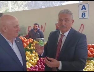 Artvin Borçka’da Pazarcı, 40 TL’lik İçinde 8 Erik Bulunan Paketlere Nazar Boncuğu Taktı