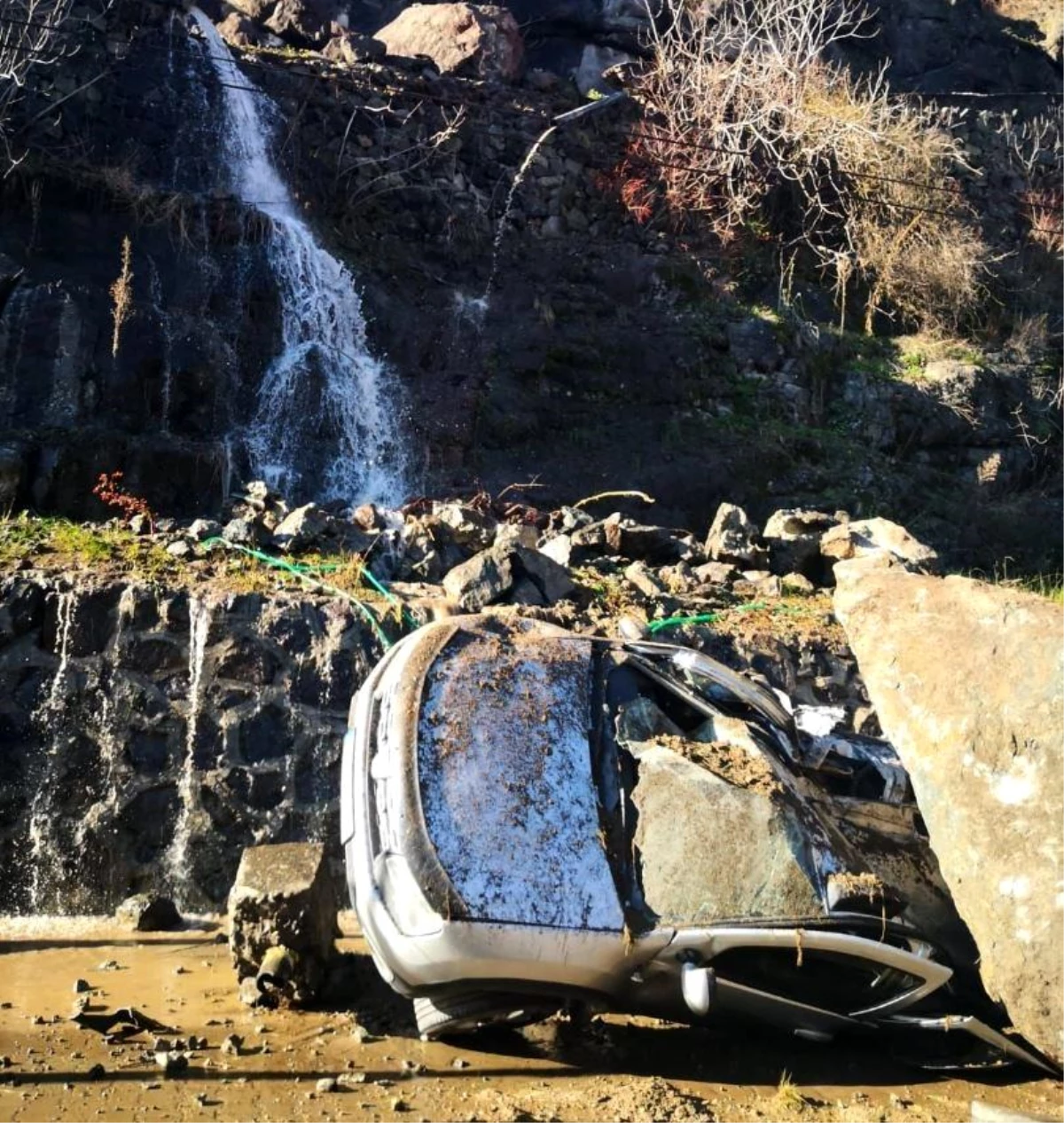 Artvin’de heyelan: Kayalar park halindeki aracın üzerine düştü