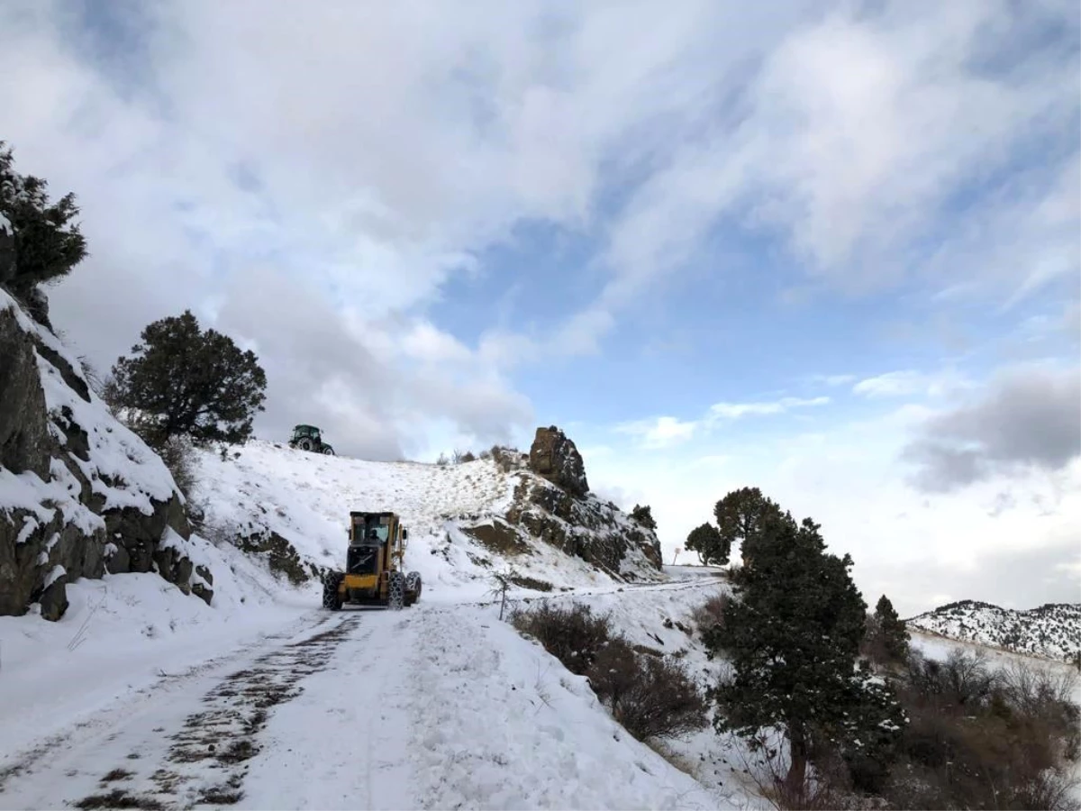 Artvin’de Kar Yağışı 73 Köy Yolunu Ulaşıma Kapattı