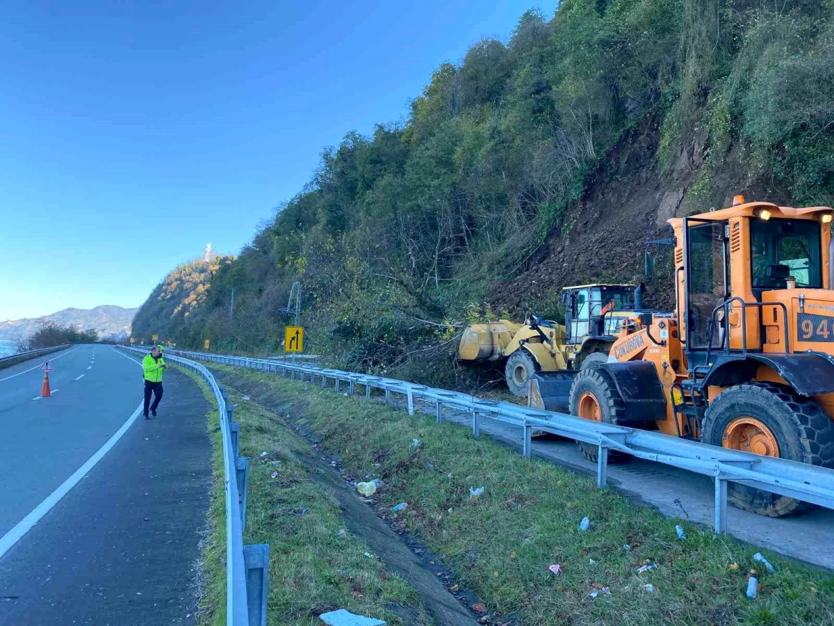 Karadeniz Kıyı Yolu’nda Heyelan: Ulaşım Kapandı