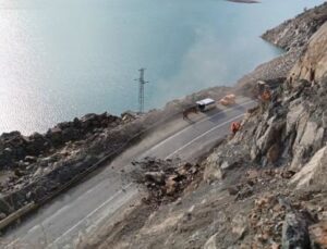 Artvin-Şavşat kara yolunda kayalar temizleniyor