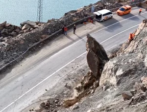 Artvin’de endüstriyel dağcılar tarafından kayalar temizleniyor