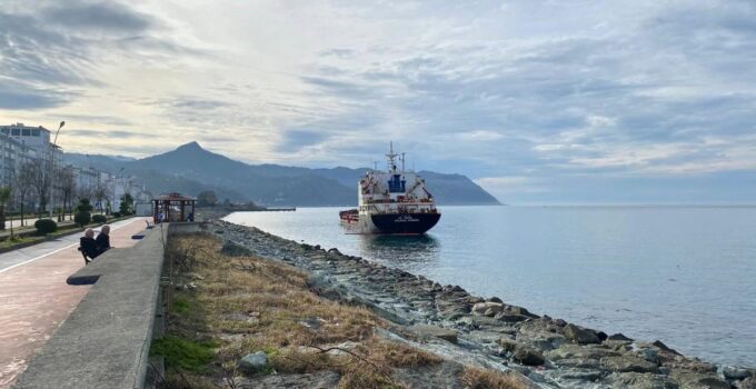 Artvin’de kıyıya oturan kuru yük gemisinin tamir çalışmaları devam ediyor