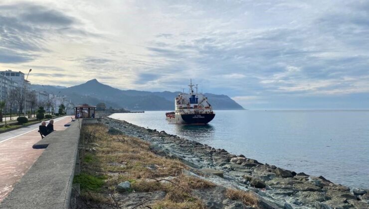 Artvin’de kıyıya oturan kuru yük gemisinin tamir çalışmaları devam ediyor