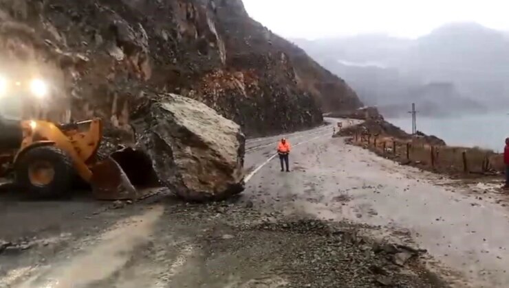 Artvin’de Yamaçtan Kopan Dev Kaya Kütlesi Karayoluna Düştü