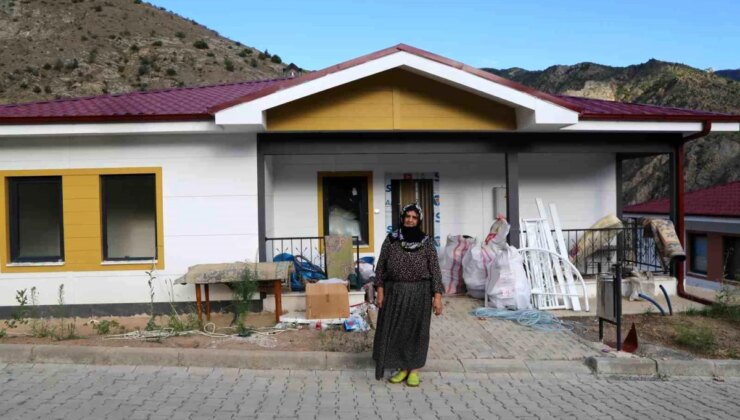 Yusufeli Barajı sularıyla mahsur kalan yaşlı bayan yeni konutlara taşındı