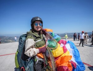 Artvin Vali Yardımcısı Dilara Şenoğlu Bilecik’te Yamaç Paraşütü Şov Uçuşu Yaptı