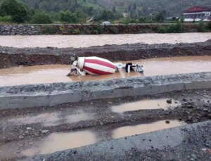 Artvin’de çok yağışlar sonrası dere taştı, beton mikseri dereye düştü