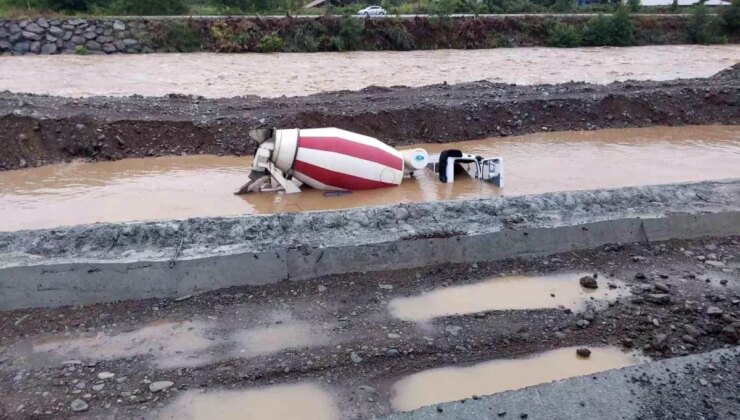 Artvin’de çok yağışlar sonrası dere taştı, beton mikseri dereye düştü