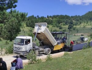 Artvin’de köy yollarına sıcak asfalt döküldü