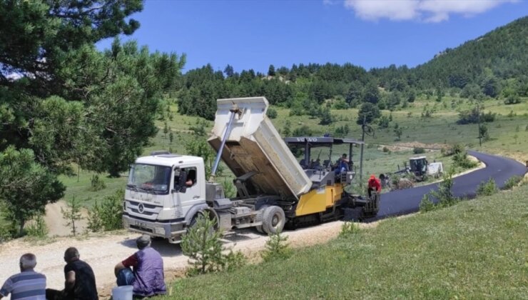 Artvin’de köy yollarına sıcak asfalt döküldü