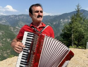 Artvin’in Şavşat ilçesinde 44 yıldır akordiyon çalan Mehmet Yılmaz
