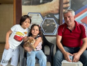 Esnaf, köpeklerin saldırısından kurtardığı kedi yavrusunu sahiplendi