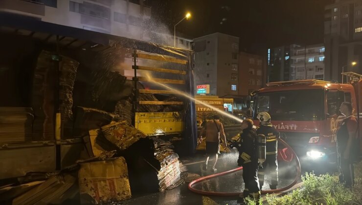 Rize’de karton yüklü tırın dorsesinde çıkan yangın hasara yol açtı