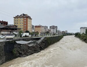 Artvin-Hopa Kara Yolunda Çökme: Ulaşım Kapatıldı