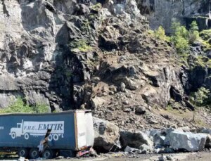 Artvin Hopa’da Tır Parkında Heyelan: 3 Tır Ziyan Gördü