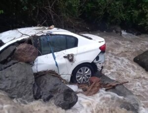Artvin’de Sağanak ve Sel: Araba Dereye Düştü