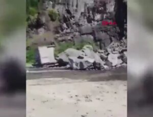 Hopa’da heyelan: Yamaçtan kopan kayalar TIR’ların üzerine düştü