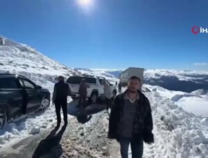 Artvin’de Kar Yağışı Şoförlere Sıkıntı Anlar Yaşatıyor