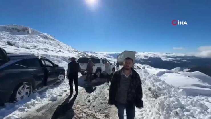 Artvin’de Kar Yağışı Şoförlere Sıkıntı Anlar Yaşatıyor