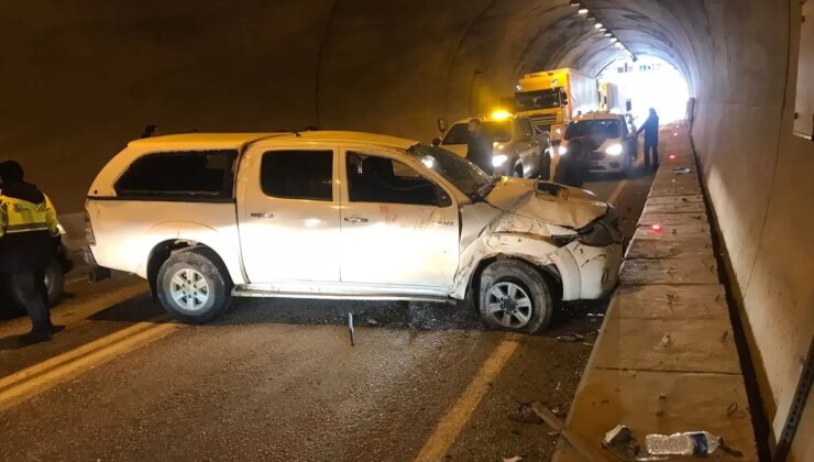 Artvin’de Tünel İçinde Trafik Kazası: 3 Yaralı