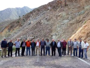 Oltu-Artvin Yolundaki Heyelan İlçeyi Mağdur Ediyor