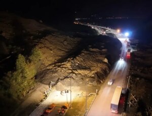 Artvin’de Heyelan: Karadeniz Kıyı Yolu Tek Şerit Açıldı, 3 Kişi Aranıyor