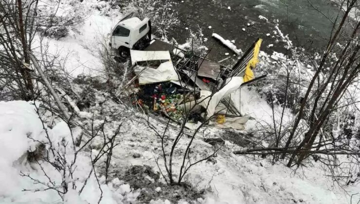Artvin’de Kar Yağışı Nedeniyle Kamyon Dereye Yuvarlandı