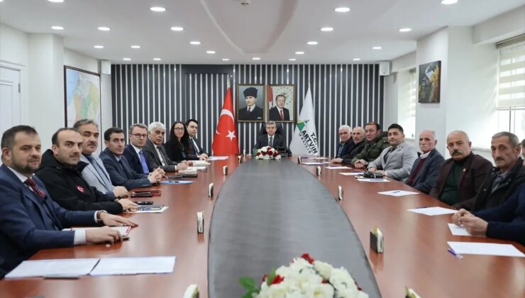 Artvin Valisi Ergün, muhtarlarla bir ortaya geldi