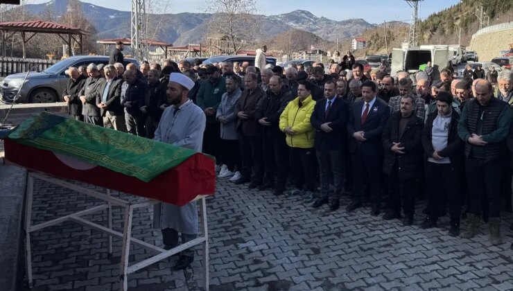 Vefat eden eski ulusal bayan futbolcu Nurcan Çelik, Artvin’de toprağa verildi