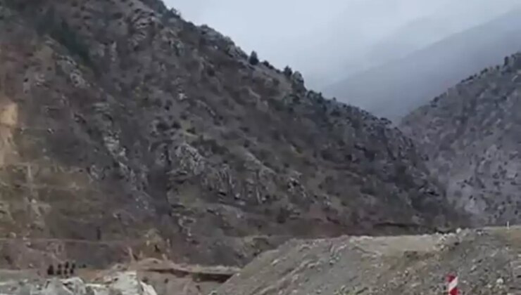 Artvin-Şavşat kara yolu heyelan nedeniyle ulaşıma kapandı