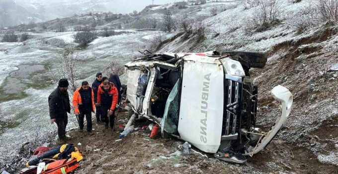 Artvin’de ambulans uçuruma yuvarlandı: 1 meyyit, 4 yaralı