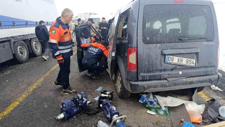 Artvin’de sis ve yanılgılı sollama kazaya neden oldu: 2 yaralı