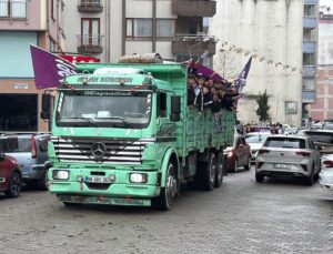 Savaştan kaçmıyorlar! Kamyon kasasına binip gittikleri yer herkesi şaşırttı