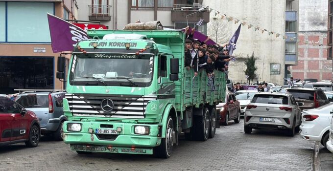 Savaştan kaçmıyorlar! Kamyon kasasına binip gittikleri yer herkesi şaşırttı