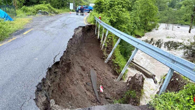Artvin’de dere taştı, 5 köyün ulaşımını sağlayan yol hasar gördü