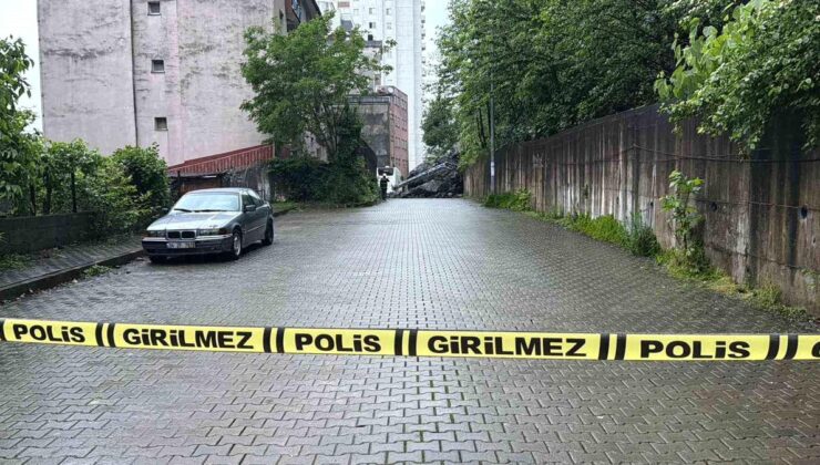 Hopa’da yağış sonrası heyelan: Dev kayalar yolu kapattı