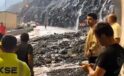 Aracının sileceği arızalandı, sileceği düzeltmek için durdu, saniyeler sonra heyelan oldu