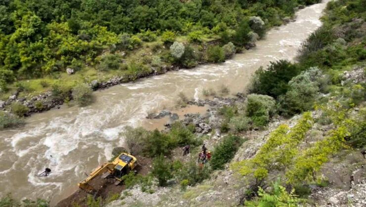 Artvin’de dereye düşen aracı sudan çıkartmak ve baba ile oğlunu bulmak için çalışmalar sürüyor