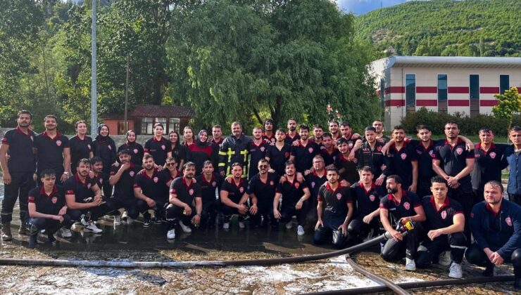 Artvin’de itfaiyeci adayı öğrenciler mezuniyet sevincini tazyikli suyla ıslanarak yaşadı