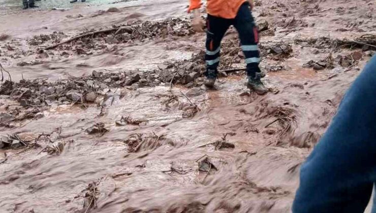 Artvin’de sağanak sonrası dereler taştı