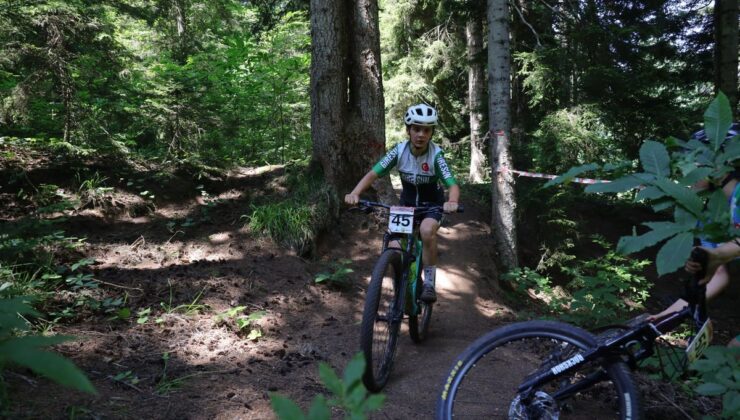Artvin’de dağ bisikleti heyecanı: 41 sportmen kuvvetli parkurda pedal çevirdi