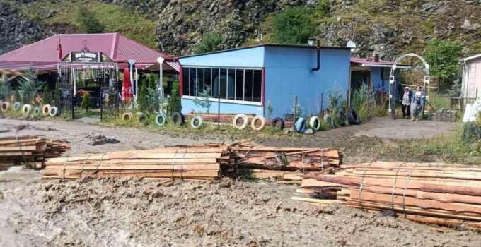 Şavşat’ta Sağanak Hayatı Olumsuz Etkiledi