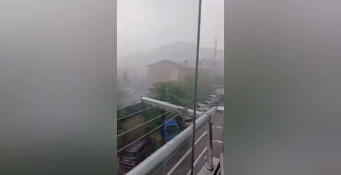 Şavşat’ta Şiddetli Sağanak Sele Dönüştü, Yol Ulaşıma Kapandı