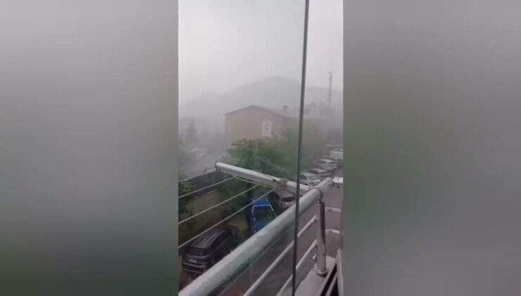 Şavşat’ta Şiddetli Sağanak Sele Dönüştü, Yol Ulaşıma Kapandı